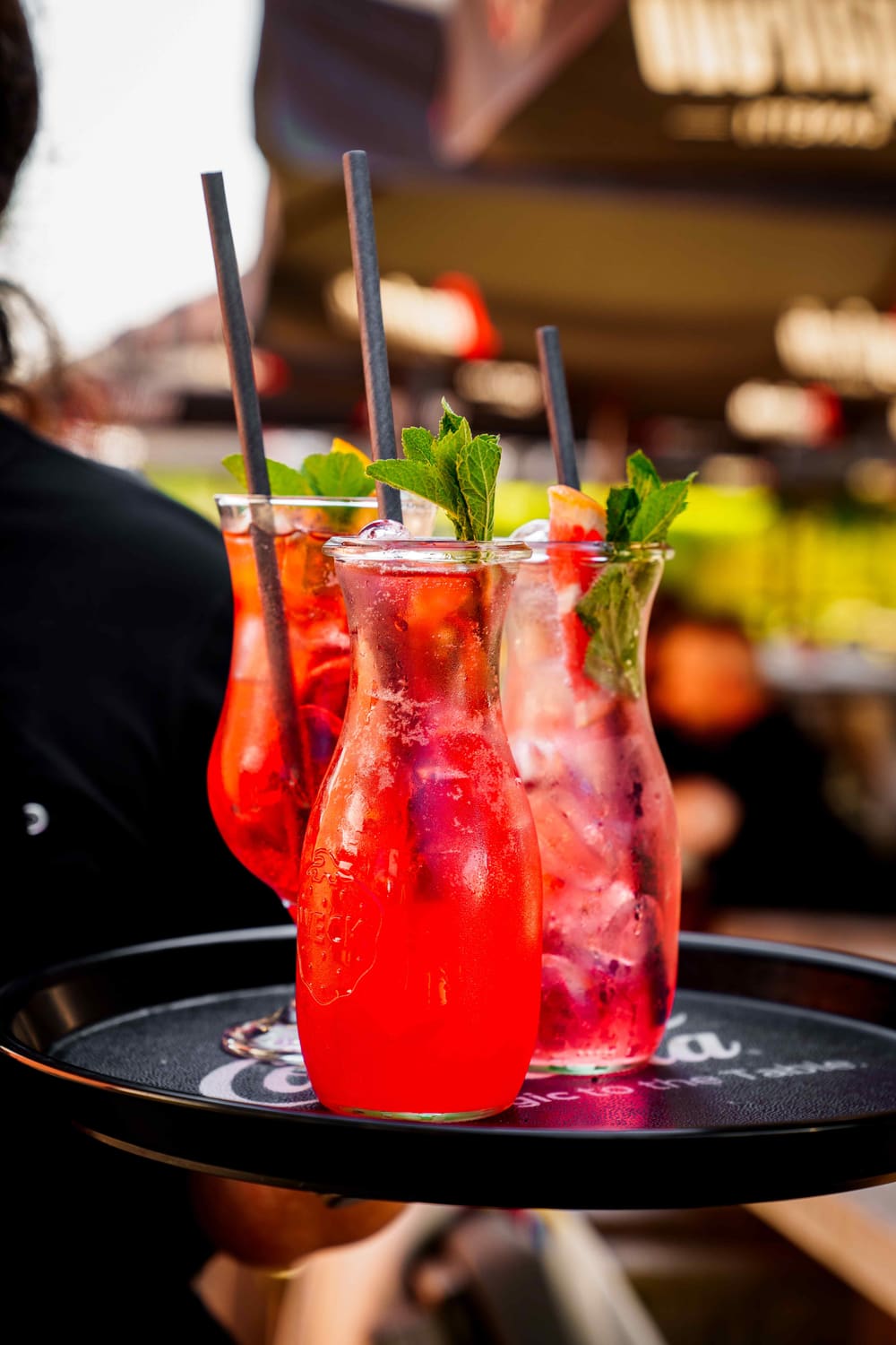 Spritz in Karaffen auf einem Tablett